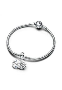 Bracciale in argento con un design intrecciato, caratterizzato da pendenti rotondi incisi con le parole "Famiglia" e "Loro sono sempre lì." Accenti includono stelle blu.