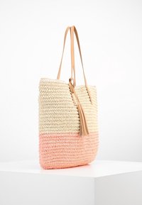 Vävd toteväska med beige och pastellrosa sektioner. Har långa strappar i tan läder och en fransdetalj på sidan. Texturerade material.