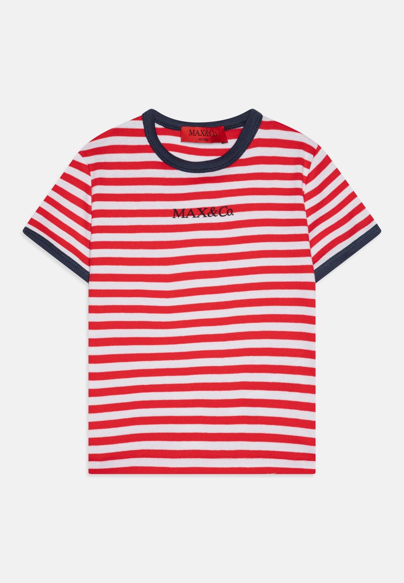 Sarkans un balts svītrots īsai piedurknei T-krekls ar tumši zilu ribotu apkakli un izšūtu "MAX&Co." logotipu uz priekšpuses.
