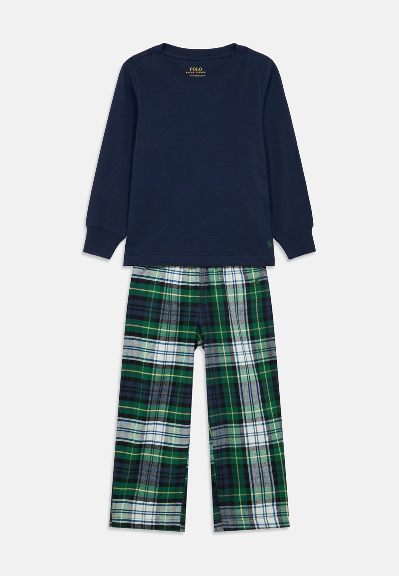 Camiseta de algodón azul marino de manga larga combinada con pantalones de franela a cuadros verdes con tonos de verde, negro y blanco en un patrón de cuadros.