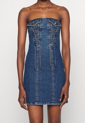 Denim kjole uden stropper i mørkeblå, med snørelukning foran, struktureret overdel og en tætsiddende minilængde, med metalhardware detaljer.