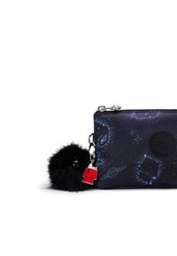 Svart dragkedjefodral med galaxtryck i mörkblått och lila, utrustad med en svart fluffig pom-pom och en röd charm fäst.