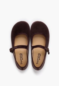 Brązowe aksamitne buty Mary Jane z okrągłym noskiem, regulowanym paskiem i gumową podeszwą. Wewnątrz podszewka z nadrukowaną nazwą marki.