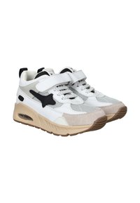 Baskets blanches dotées de panneaux en mesh et en daim, d'accents noirs, d'un col rembourré et d'une fermeture par sangle pour un enfilage facile. Semelle en caoutchouc marron.