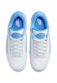 Sneakers bianchi in pelle con accenti azzurri chiari, caratterizzati da una punta arrotondata, dettagli perforati e loghi in contrasto sulla linguetta e sul lato.
