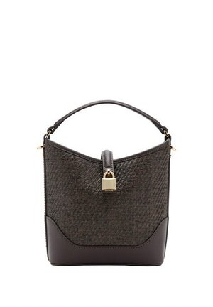 Sac à main marron foncé texturé avec une forme structurée, une poignée supérieure et un détail de serrure dorée sur la lanière de fermeture avant.