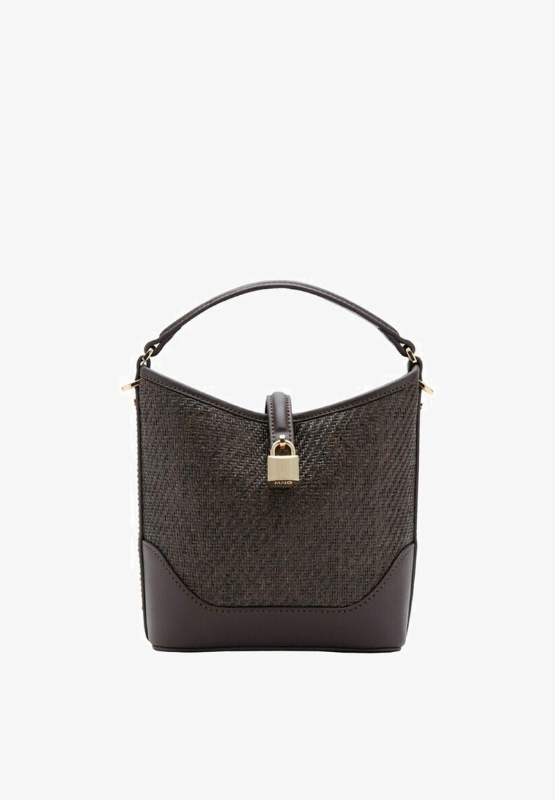 Sac à main marron foncé texturé avec une forme structurée, une poignée supérieure et un détail de serrure dorée sur la lanière de fermeture avant.