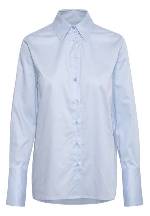 Chemise bleu clair à manches longues avec boutons, col pointu et poignets allongés, présentée de face sur un fond blanc.
