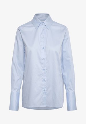 Jasnoniebieska koszula na długi rękaw z guzikami, z kołnierzykiem w szpic i przedłużanymi mankietami, prezentowana od przodu na białym tle.