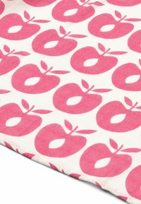 Katoenen stof met een herhalend patroon van roze appels op een lichtcrème achtergrond, met een soepele textuur en schone randen.