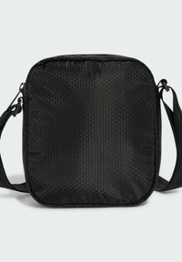 Czarna torebka na ramię o sześciokątnym wzorze tekstury, kwadratowym kształcie, regulowanym pasku i zamknięciu na zamek zapewniającym bezpieczne przechowywanie.