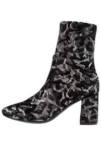 Bottine à motif camouflage noir et argent, avec un tissu texturé, un bout pointu et un talon épais pour la stabilité.