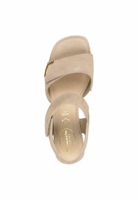 Beige Wildleder-Sandale mit breitem Schnitt, ausgestattet mit einem Kreuzriemen-Design und einem goldfarbenen Schnallenakzent. Glatte Oberfläche und gepolsterte Innensohle.
