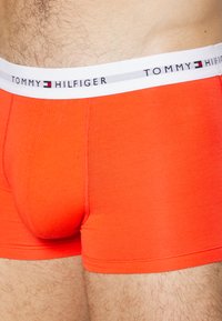 Tommy Hilfiger SIGNATURE TRUNK 3 PACK - Boxer alsónadrág - daring scarlet/iron blue/blue