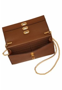 Sac à main en cuir marron avec un design structuré, comportant trois fermetures en métal doré et une bandoulière en chaîne dorée. Surface texturée et compartiments intérieurs.