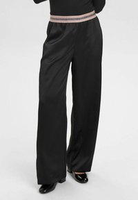 Zwarte, wijde broek met een zijdeachtige textuur en een contrasterende metallic roze en zilveren gestreepte tailleband. Gladde stof, rechte pasvorm.