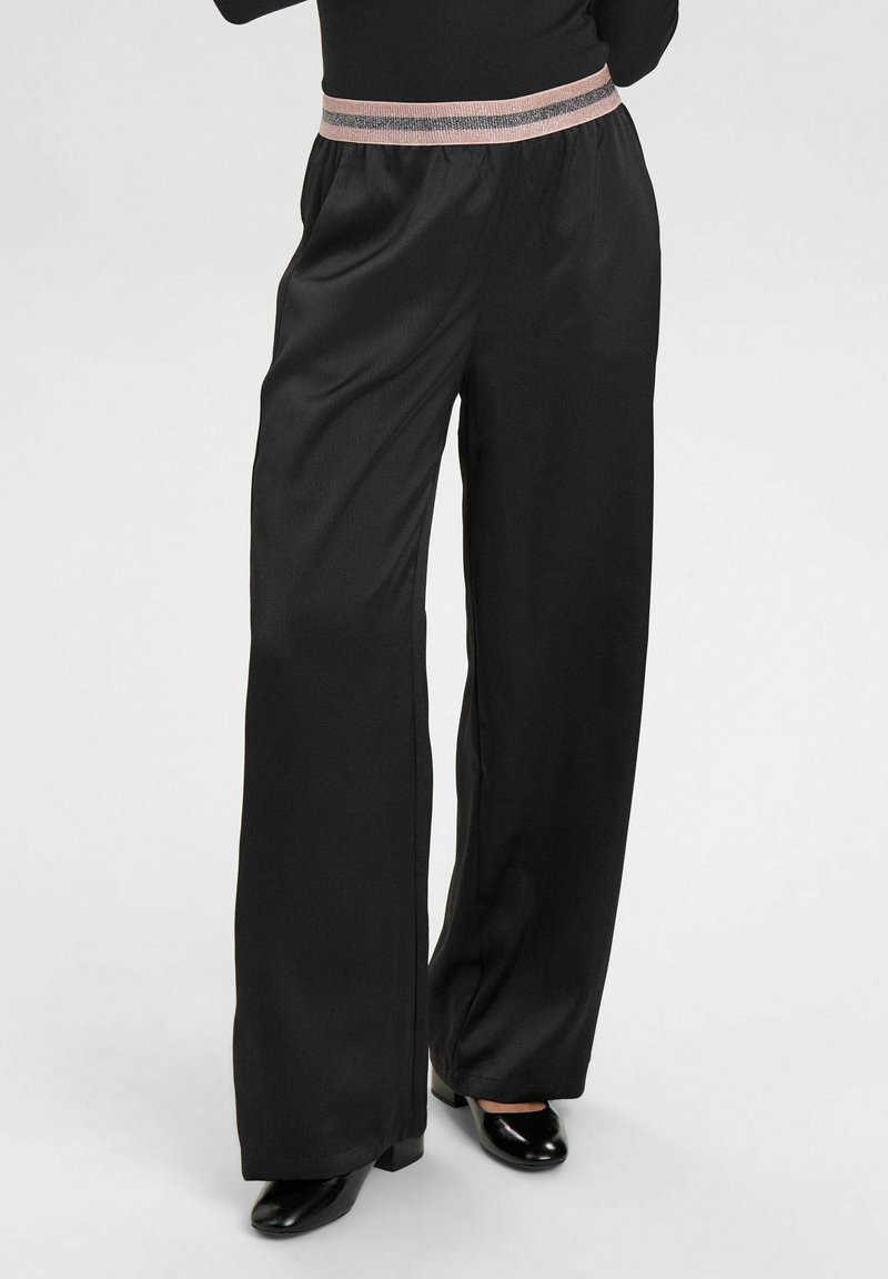 Zwarte, wijde broek met een zijdeachtige textuur en een contrasterende metallic roze en zilveren gestreepte tailleband. Gladde stof, rechte pasvorm.