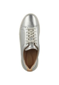 Sneaker in pelle argentata con una texture liscia, punta rotonda e design con lacci. Suola chiara e marchio discreto visibile all'interno.