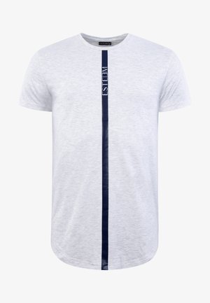 Grijze katoenen t-shirt met een ronde hals, voorzien van een verticale marineblauwe streep en tekstdetail. Gladde textuur, korte mouwen en een afgeronde zoom.