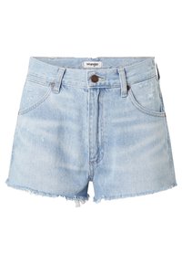 Světlé modré džínové šortky s roztrhanými lemy, vysokým pasem, mírným opotřebením a předními kapsami. Na pásu je viditelná etiketa "Wrangler".