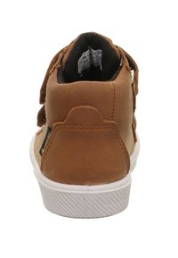 Braunes Leder-Hochschaftschuh mit strukturierten Oberflächen, weißer Gummisohle und Klettverschluss. Verfügt über einen gepolsterten Schaft für zusätzlichen Komfort.