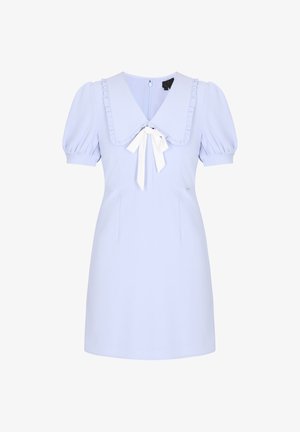 Vestito azzurro a maniche corte con maniche a sbuffo, grande colletto arricciato e fiocco bianco annodato all'altezza del collo.