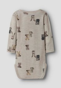 Lange mouw baby rompertje van zacht beige stof met een herhaalde patroon van verschillende cartoonachtige dieren in grijs en bruin tinten.