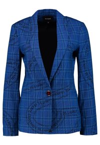 Blazer à carreaux bleu avec des détails en texte noir audacieux. Présente un bouton rouge unique et un design classique à revers cranté. Tissu en mélange de coton.