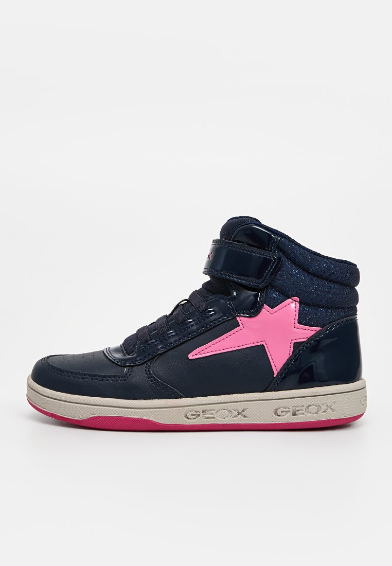 Hochschnitt-Sneaker aus navyfarbenem Kunstleder mit pinken Sternapplikationen. Verfügt über einen Klettverschluss, Schnürung und Gummisohle mit pinken Akzenten.