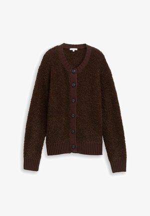 Cardigan brun en peluche avec un col en V, des poignets et un ourlet côtelés, comportant six boutons noirs sur le devant et un tissu doux et texturé.