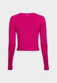 Suéter corto de manga larga en fucsia, hecho de una suave tela de punto. Presenta un cuello redondo y un acabado limpio en el dobladillo y los puños.