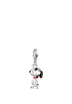 Silberner Hund-Anhänger mit schwarzen Ohren, rotem Halsband und einem Verschluss zum Anbringen.
