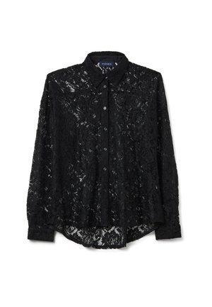 Zwarte lange mouwen knoopshemel gemaakt van bloemige kantstof met een kraag en een zichtbaar doorschijnend patroon.