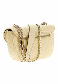 Gesteppte beige Lederhandtasche mit goldener Kettenriemen und Reißverschlusstasche. Runde Form mit Klappenverschluss und strukturierter Oberfläche.