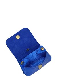 Petit portefeuille bleu en cuir ouvert avec boutons-pression dorés et intérieur texturé sur fond blanc.