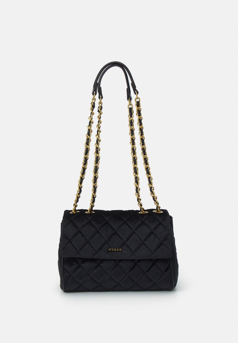 Sac à bandoulière noir matelassé avec des bretelles en chaîne dorée et un petit logo doré sur le rabat avant.