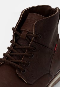 Levi's® JAX - Botines con cordones - dark brown