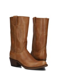 Tan leren cowboylaarzen met een gladde afwerking, een spitse neus, een gestapelde hak en decoratieve stiksels op de schacht. Trekflappen voor eenvoudig aan- en uittrekken.