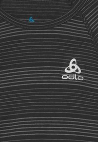 Schwarz-gestreiftes und graues technisches Shirt mit Rundhalsausschnitt, das das Odlo-Logo in Weiß auf der linken Seite zeigt. Weicher, strukturierter Stoff.