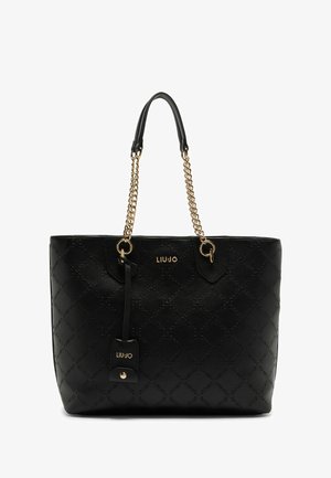 Čierna taška na rameno vyrobená z textúrovaného syntetického materiálu, s prešívaným vzorom a zlatými kovovými prvkami. Obsahuje logovú visačku a reťazové akcenty.