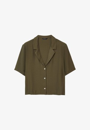Camicia a maniche corte di colore verde oliva, realizzata in un tessuto testurizzato, con colletto a punte e cinque bottoni frontali.