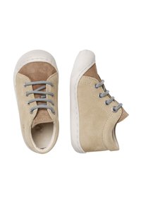 Béžové semišové boty s hnědým semišovým špičkovým krytem a bílými gumovými podrážkami. Šedé tkaničky a prošívání na stranách.