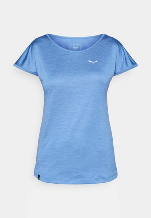 Vaalea sininen lyhythihainen t-paita, joka on valmistettu sileästä ja hengittävästä kankaasta. Siinä on pyöreä kaula-aukko ja pieni valkoinen logo rinnassa.