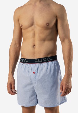 Herren-Boxershorts aus leichtem Stoff mit blau-weißen Streifen, elastischem Bund mit "Phil & Co."-Stickerei und einem kleinen roten Akzentknopf.