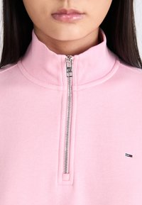 Tommy Jeans 1/4 ZIP CREW - Sportinis megztinis - ballet pink