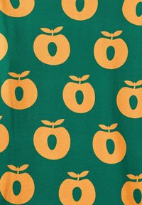 Grüner Stoff mit sich wiederholenden orangen Grafiken von stilisierten Orangen mit Blättern, der eine glatte Textur und einen lebendigen Farbkontrast zeigt.