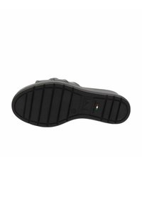 Suola di scarpa in gomma nera con grip testurizzato, design piatto, rientranze prominenti e motivi rettangolari. Presenta l'etichetta "Made in Italy".