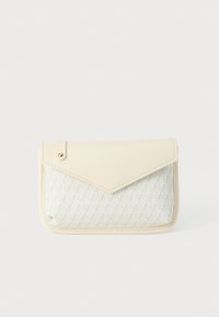 Clutch beige con design a busta, caratterizzato da tessuto bianco testurizzato con motivo a diamante e bottone a scatto dorato.