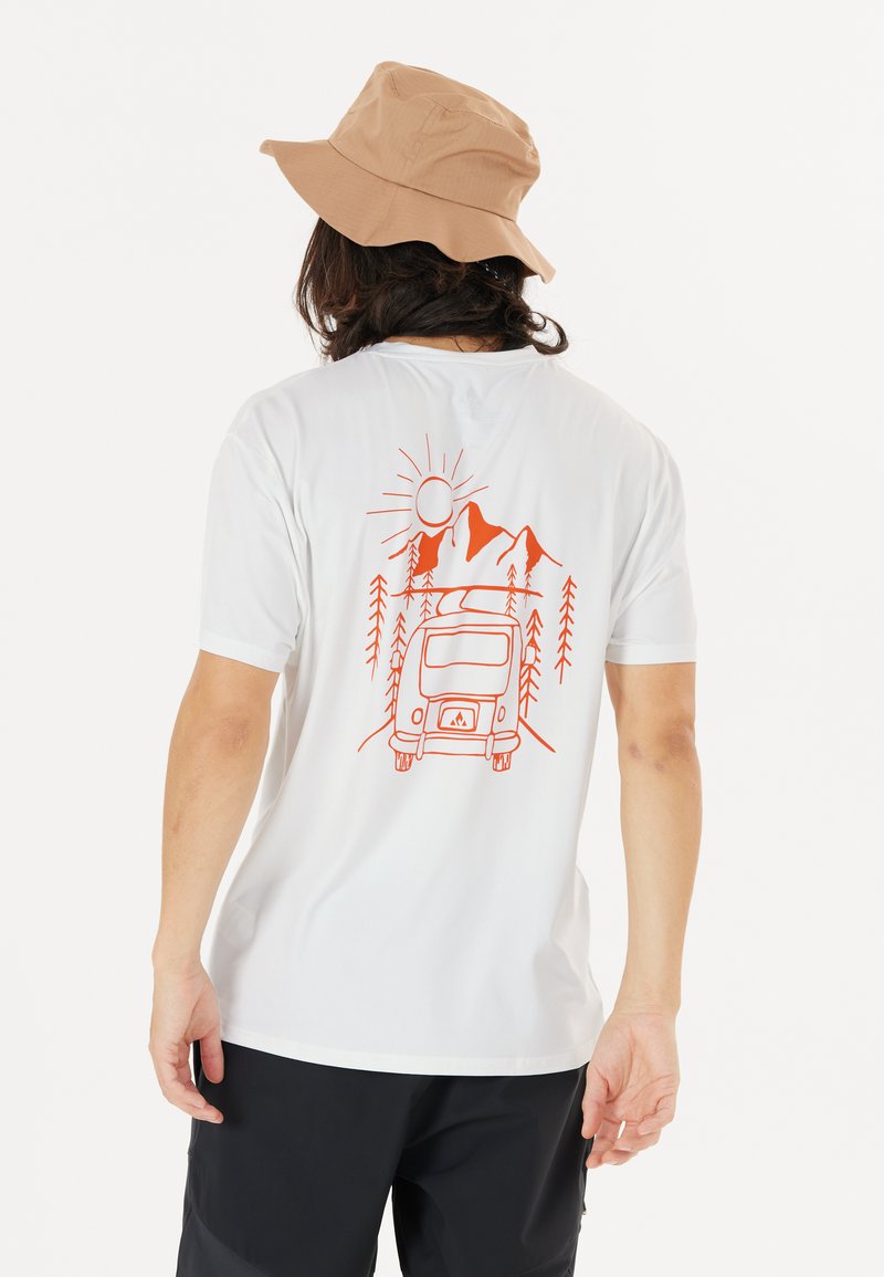 Vit kortärmad t-shirt med en orange grafik av en skåpbil, berg, sol och träd på baksidan. Materialet verkar lätt och mjukt.