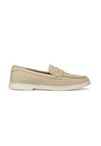 Mocassino in suede beige con puntera cucita, dettaglio a fascia tonale e un accent oro rotondo sul lato; presenta una suola in gomma bianca.